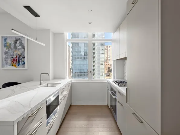 305 East 51st Street image 6 of 17