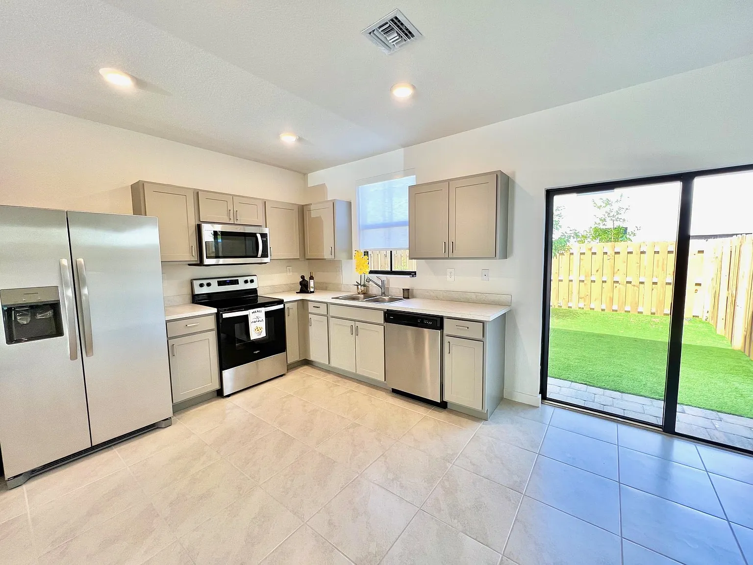 3 bed, 1418 sqft, $2,550 — Photo 1