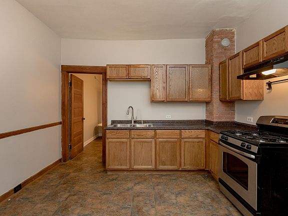 3rd image of 979 Fischer St #1