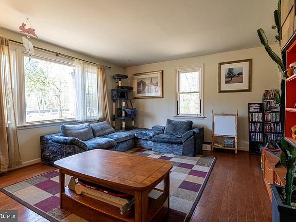 3rd image of 239 Dutch Rd