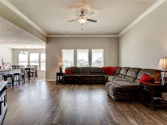 4th image of 432 E Lakeshore Village Dr
