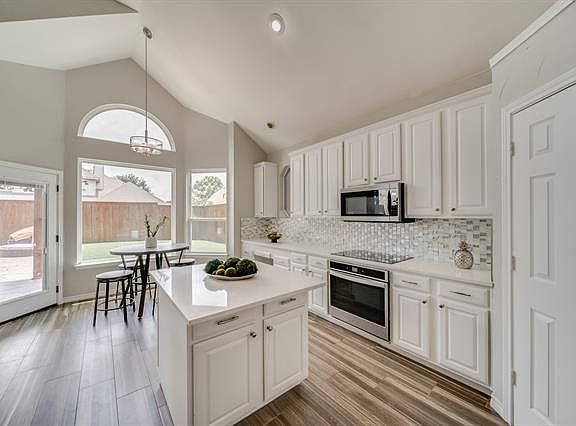 3rd image of 3904 Park Wood Dr