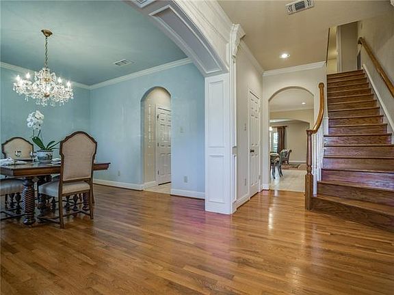 3rd image of 5233 Collinwood Ave