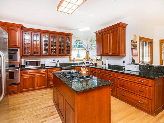 3rd image of 533 Lakebend Ln