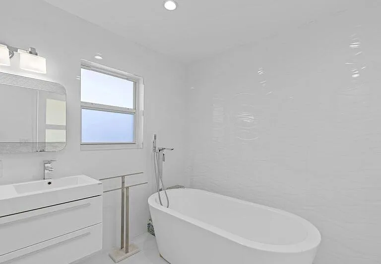 391 SE 7th Ave — Photo 32