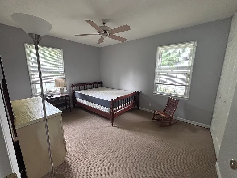 1022 Castleton Way — Photo 4