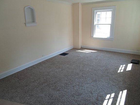 4th image of 139 E 7th St