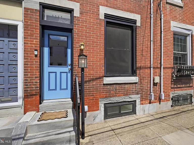 2337 E Fletcher St — Photo 3