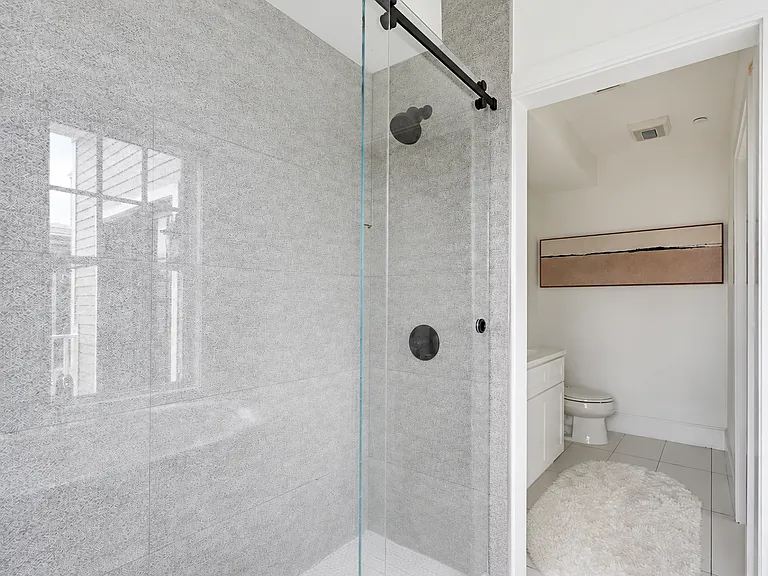 613 E 6th St #3 — Photo 13