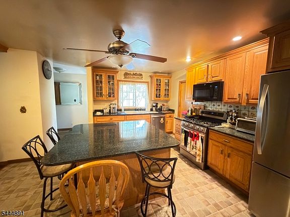 4th image of 24 Beardslee Rd