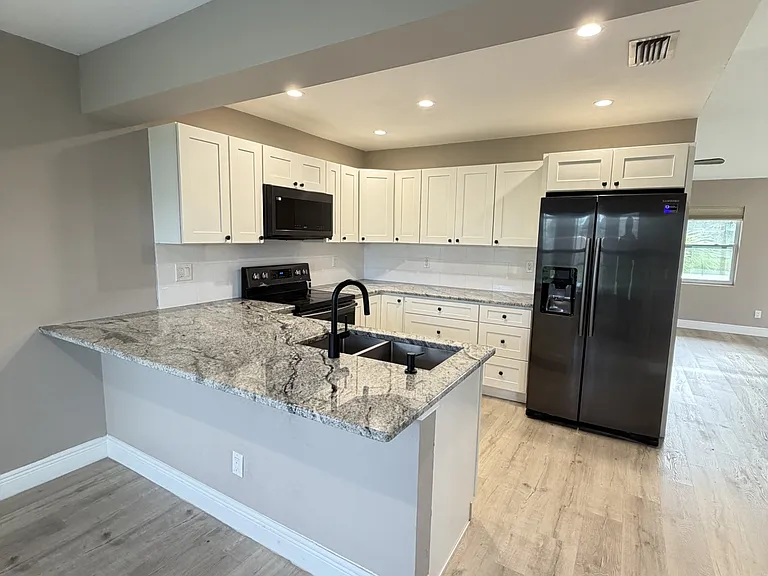 4140 SW 6th Pl — Photo 5