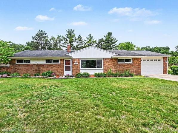 1669 Ashstan Dr, Walled Lake, MI 48390