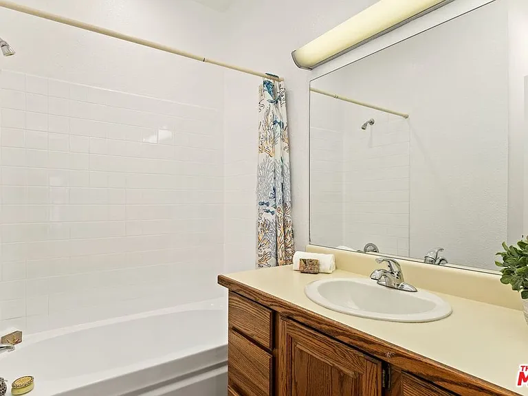 1440 Veteran Ave #328 — Photo 23