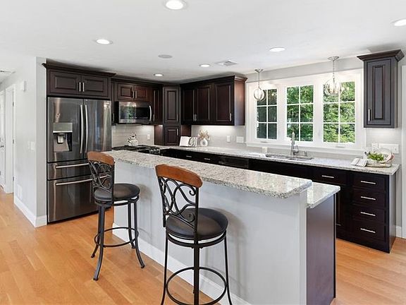 5th image of 10 Stirling Dr