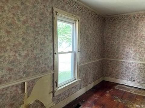 4th image of 18 Henderson St
