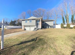 32 N Suffolk Dr, Rocky Point, NY 11778
