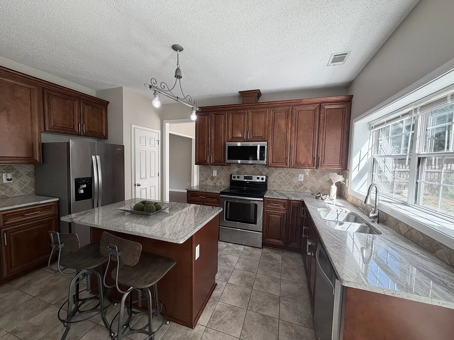 4 bed, 2.5 bath, 2106 sqft, $2,750 — Photo 3