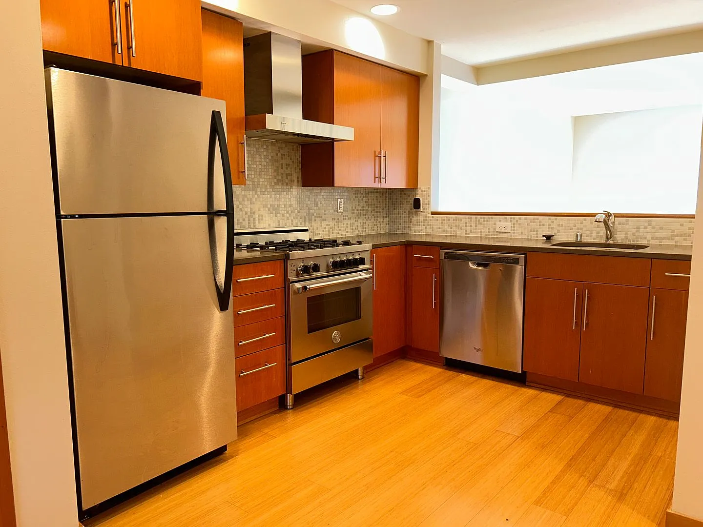 3BR WS Townhome w/ Oversized Windows! — Photo 4