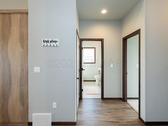 2nd image of 424 Hampton Dr W