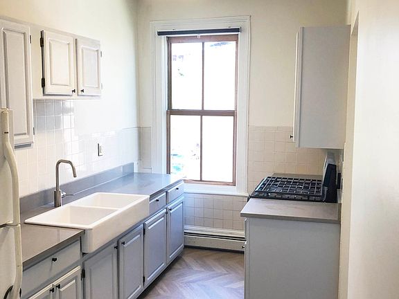 2nd image of 170 1st St #2