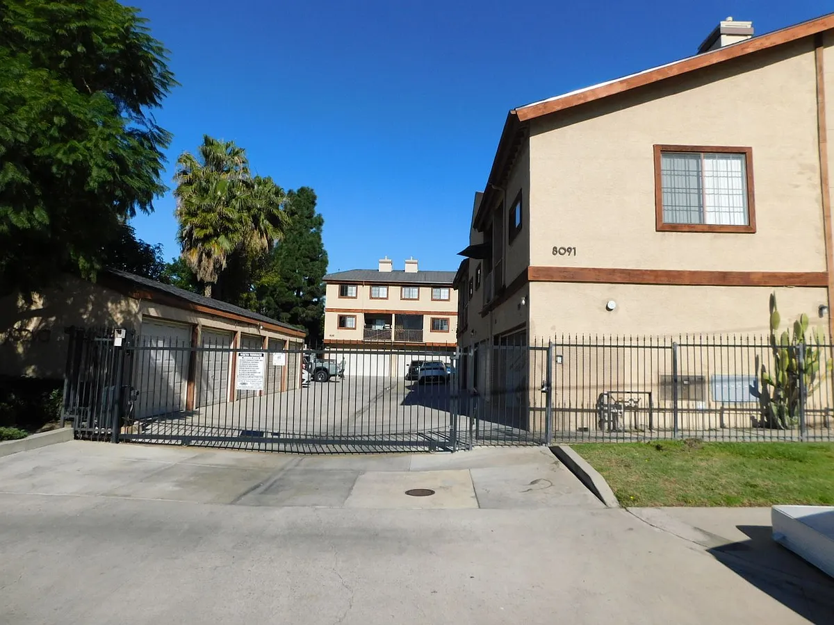 Building Photo - 9th8081-8091