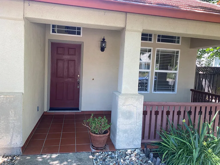 490 Briarwood Dr — Photo 23