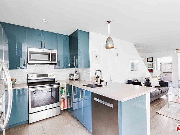 5th image of 960 N San Vicente Blvd APT 8