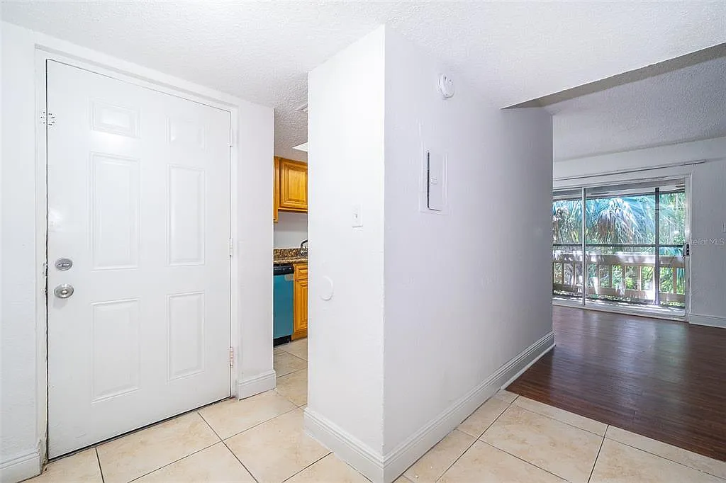 2 bed, 2.0 bath, 976 sqft, $1,375 — Photo 3