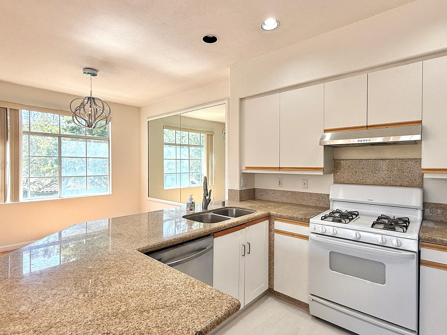3 bed, 1313 sqft, $3,848 — Photo 3