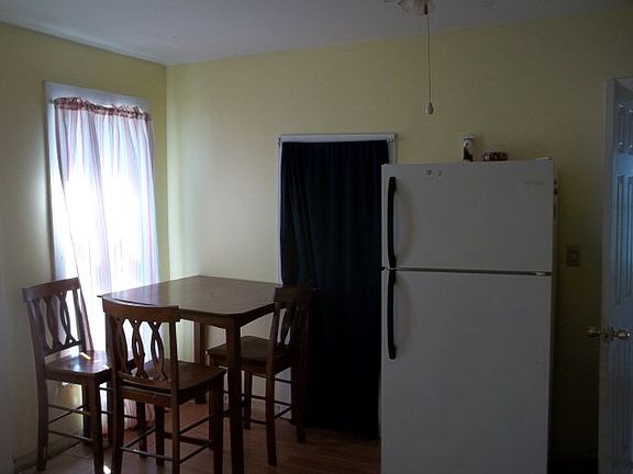 3rd image of 302 E Hickory St