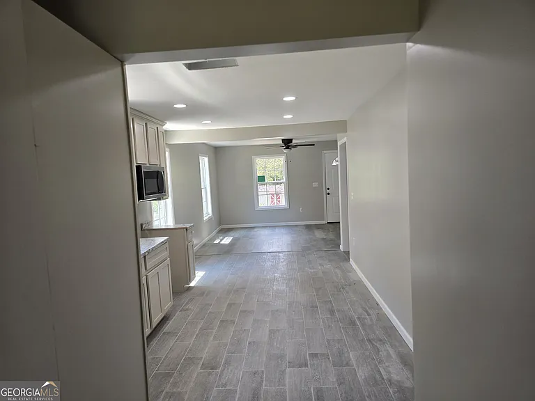 305 Smith St — Photo 6