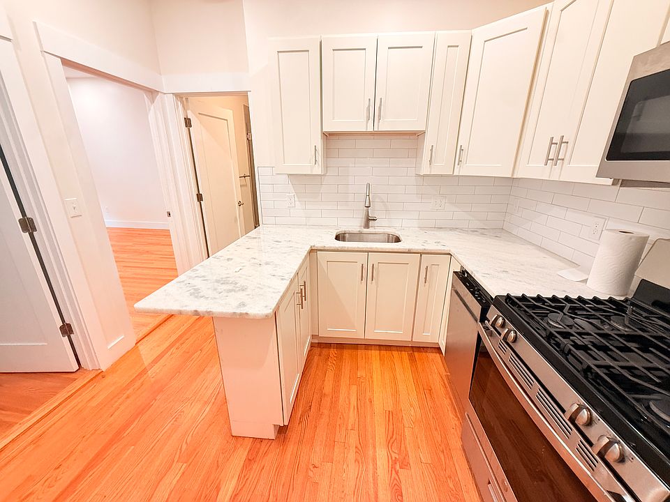 1st image of 27 Peterborough St #4
