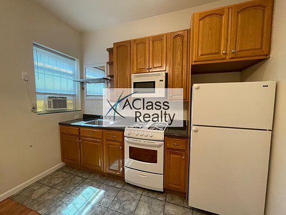 4th image of 32-29 Steinway St #2D