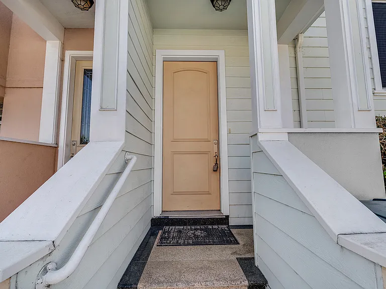 1083 Hyde St — Photo 2