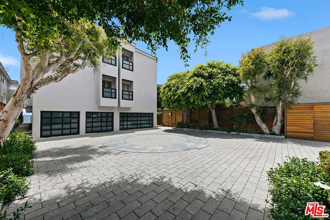 2 bed, 2.5 bath, 1755 sqft, $22,500 — Photo 4