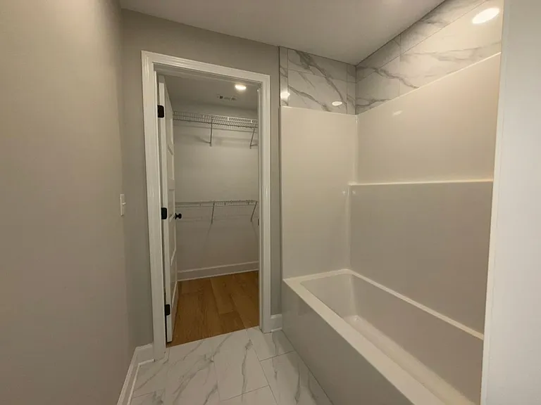 16 Lakeview — Photo 12