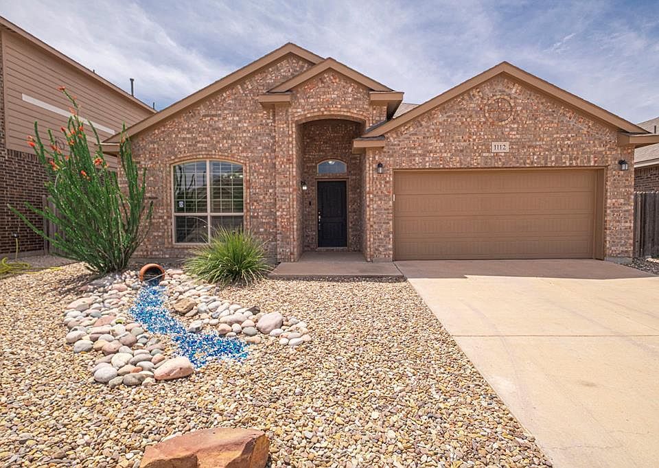 Just 25 steps away from the neighborhood playground and the pool/splashpad, this single story Adobe Meadows beauty is waiting for YOU!!