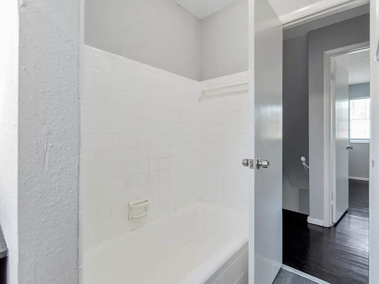 4543 Moncrief Rd W — Photo 6