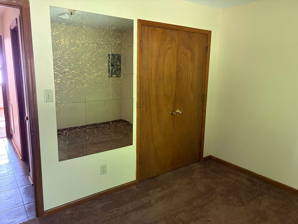 2nd image of 415 N Melville St #415