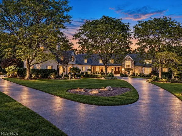 809 Village Trl, Gates Mills, OH 44040
