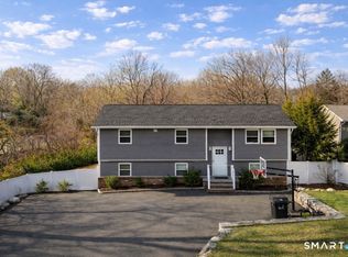 26 Three Lakes Dr, Stamford, CT 06902