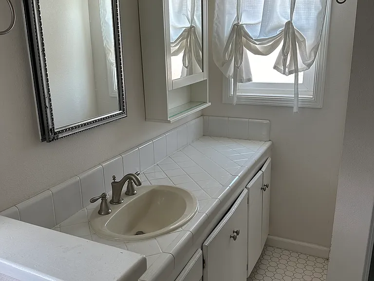 1051 W 184th St — Photo 27
