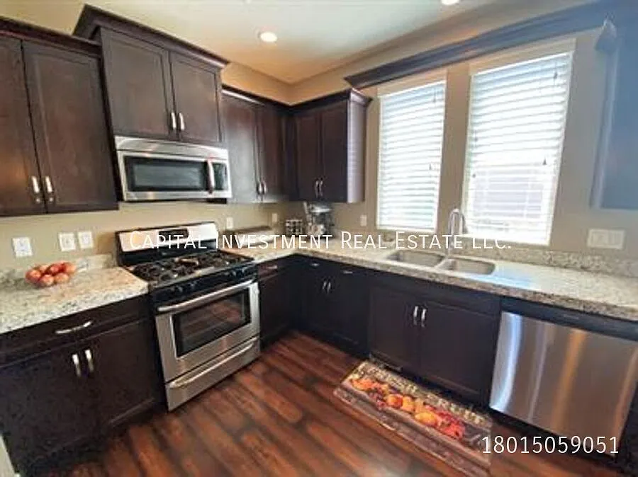 Daybreak townhome with all amenities included! — Photo 4