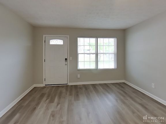 4th image of 121 Chaucer Ln