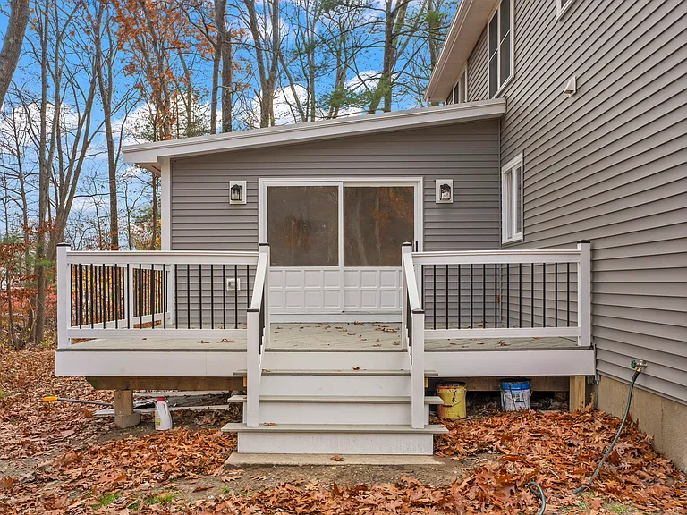 32 Laurel Ln — Photo 3