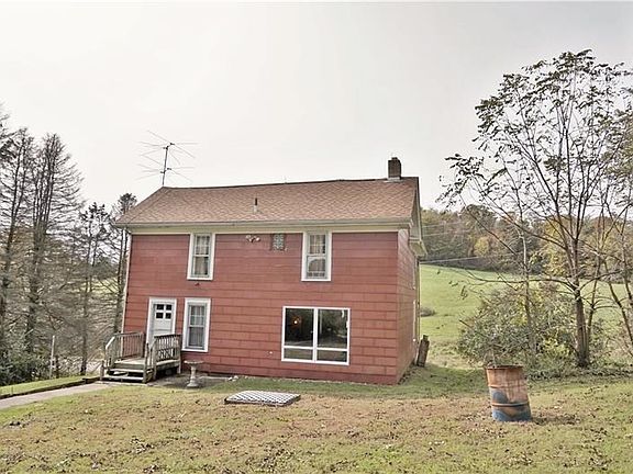 Rear view of the home.