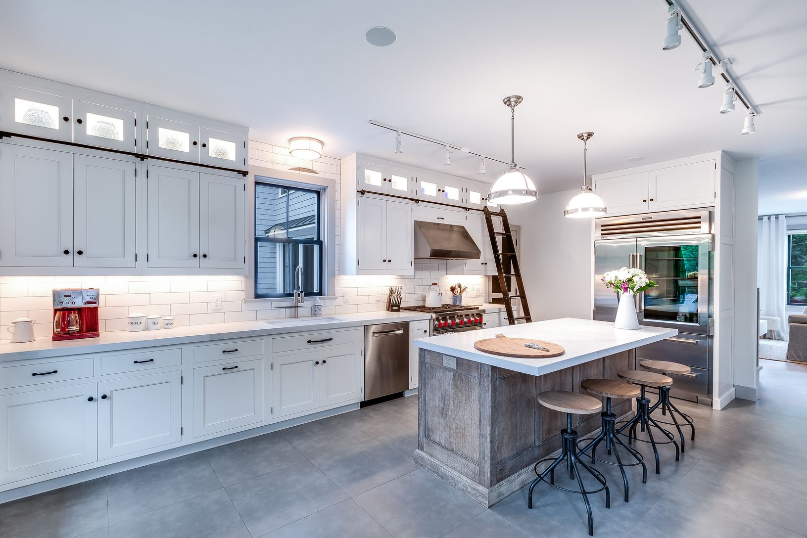  Large custom kitchen with high end appliances and breakfast counter