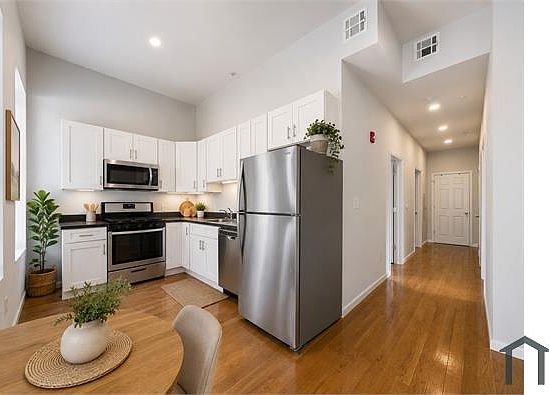 3rd image of 137 Monticello Ave APT 4