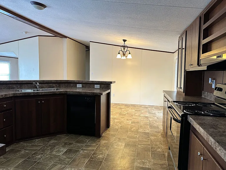 1016 Private Road 1518 — Photo 5
