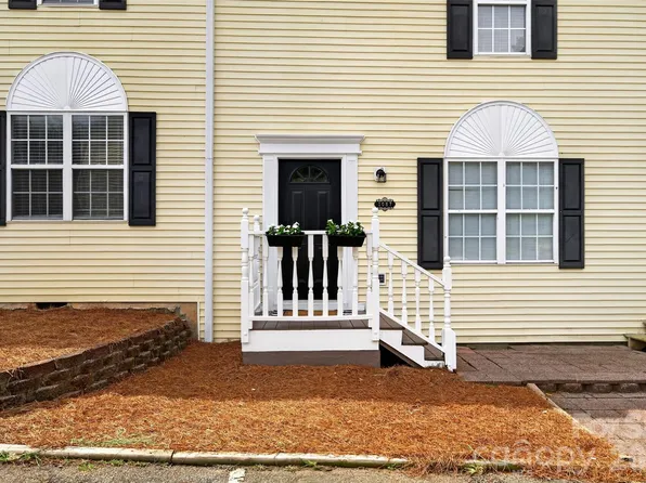 1057 19th St NE, Hickory, NC 28601